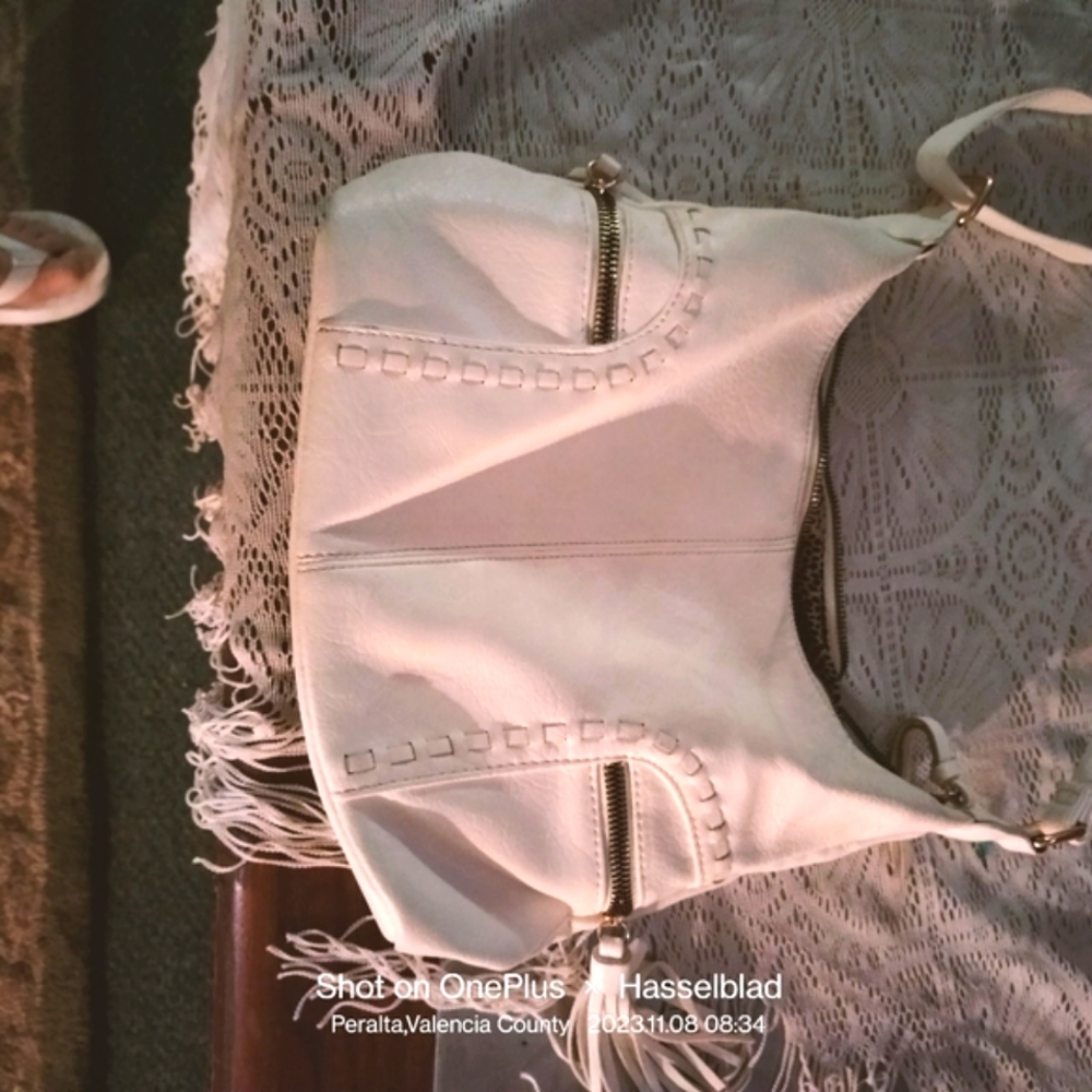 Handbags - Picture 6 of 16